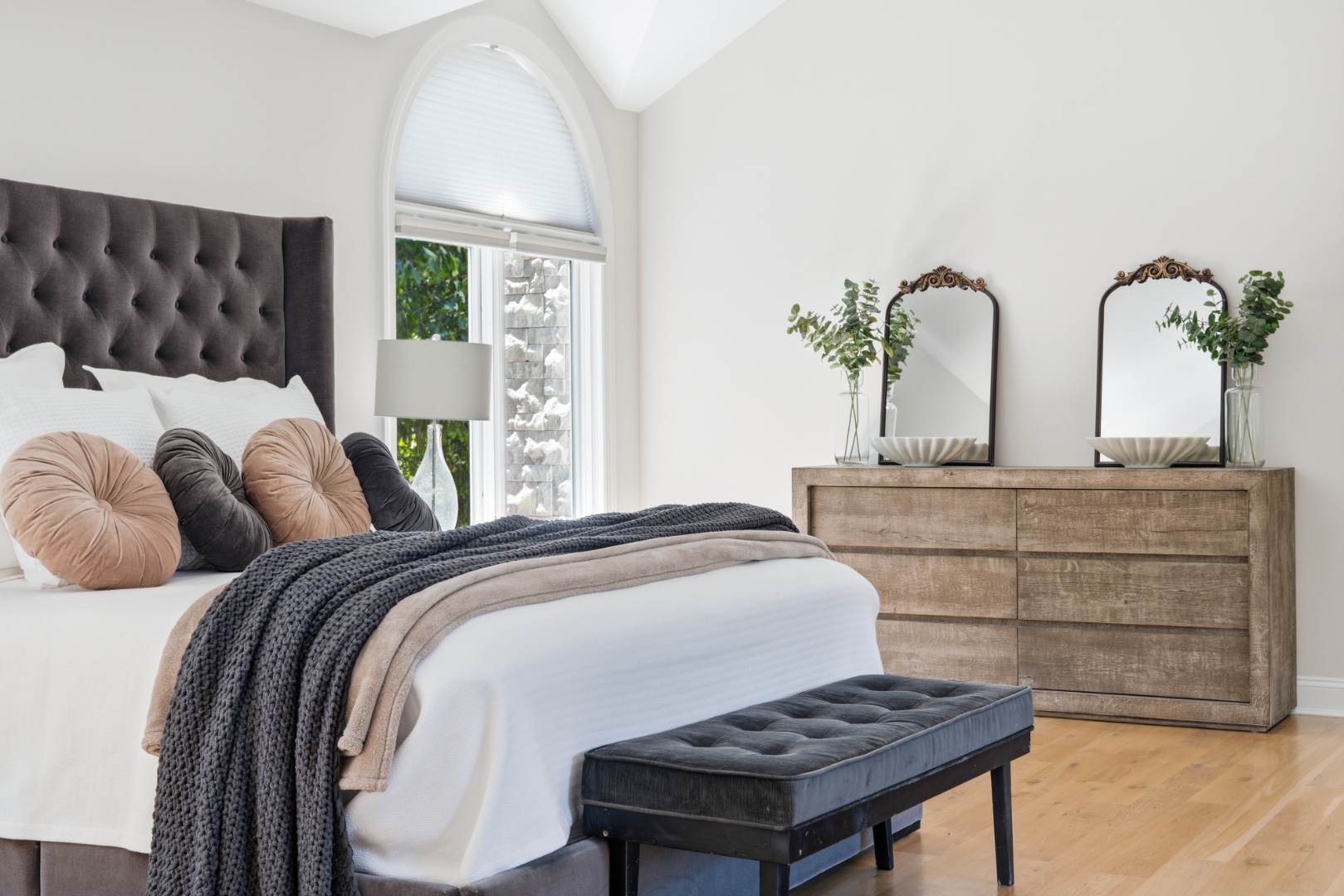 Primary suite — sitting area and arched window