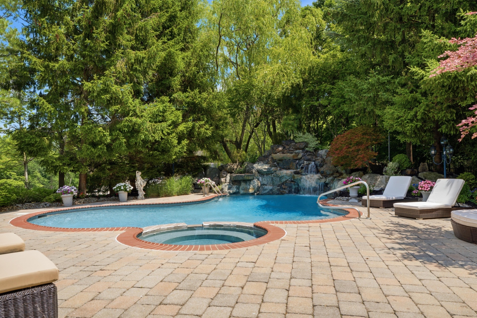 1 Wimbledon Court — outdoor living and terrace