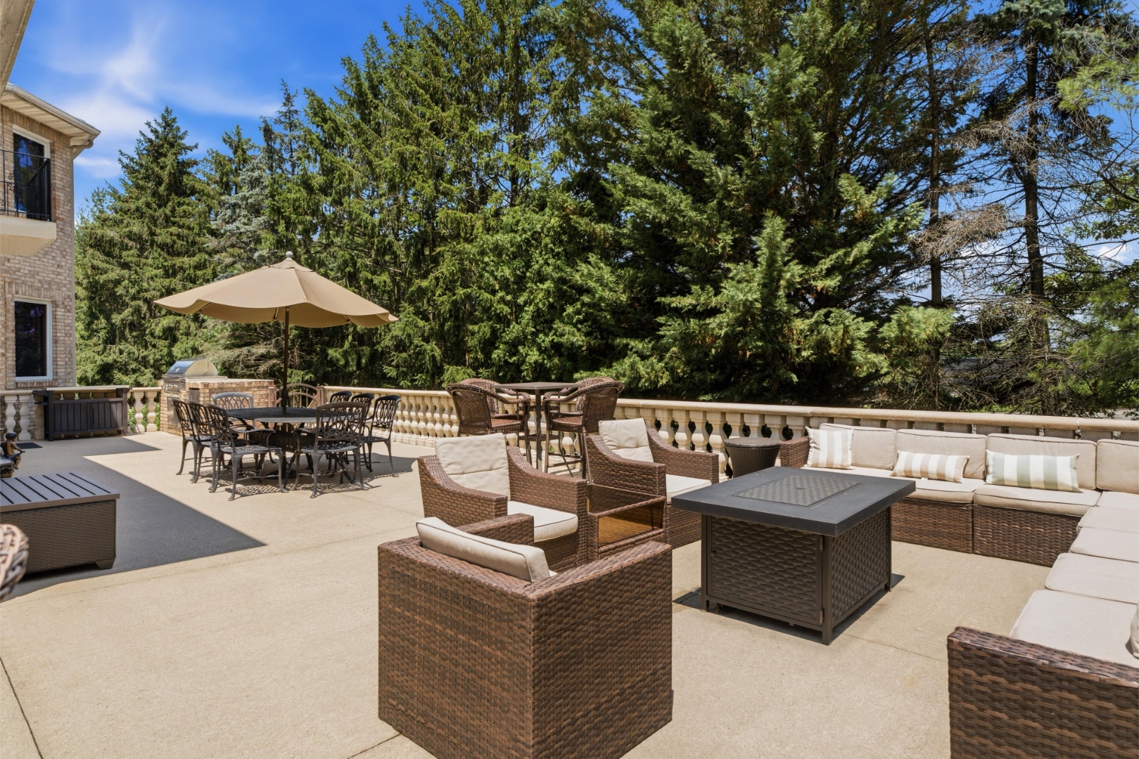 1 Wimbledon Court resort outdoor living